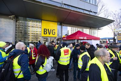 Streik vor der BVG Hauptverwaltung in der Holzmarktstrasse in Berlin am 29. Februar 2024. Streik bei der BVG *** Strike-stock-foto