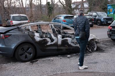 Brandstiftung an vier  Autos der Marke Tesla  in Berlin-stock-foto