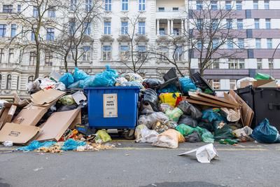 ?berquellende M?lltonnen auf Berliner Strassen.-stock-foto