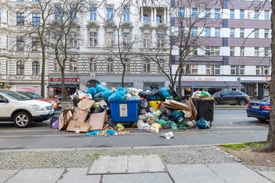 ?berquellende M?lltonnen auf Berliner Strassen.-stock-foto