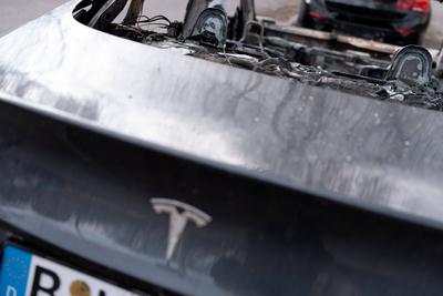 Brandstiftung an vier  Autos der Marke Tesla  in Berlin-stock-foto