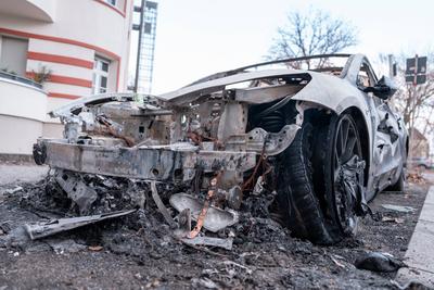 Brandstiftung an vier  Autos der Marke Tesla  in Berlin-stock-foto