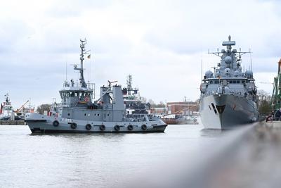 Die Fregatte ?Brandenburg? verl?sst Wilhelmshaven.-stock-foto
