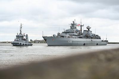 Die Fregatte ?Brandenburg? verl?sst Wilhelmshaven.-stock-foto