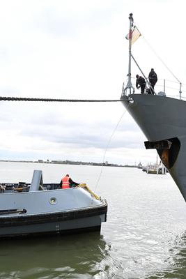 Die Fregatte ?Brandenburg? verl?sst Wilhelmshaven.-stock-foto