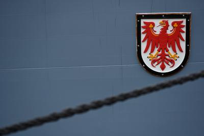 Die Fregatte ?Brandenburg? verl?sst Wilhelmshaven.-stock-foto
