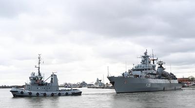 Die Fregatte ?Brandenburg? verl?sst Wilhelmshaven.-stock-foto
