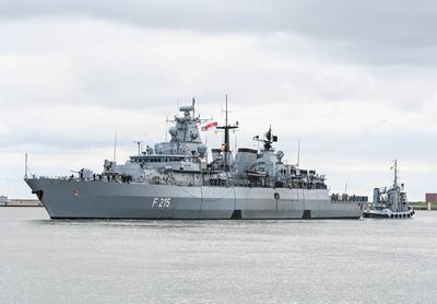Die Fregatte ?Brandenburg? verl?sst Wilhelmshaven.-stock-foto