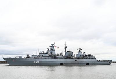 Die Fregatte ?Brandenburg? verl?sst Wilhelmshaven.-stock-foto