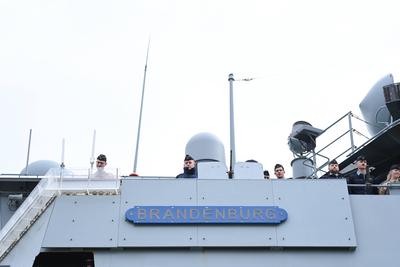 Die Fregatte ?Brandenburg? verl?sst Wilhelmshaven.-stock-foto