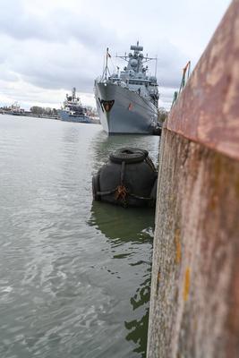 Die Fregatte ?Brandenburg? verl?sst Wilhelmshaven.-stock-foto