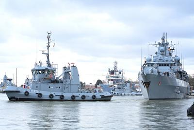 Die Fregatte ?Brandenburg? verl?sst Wilhelmshaven.-stock-foto