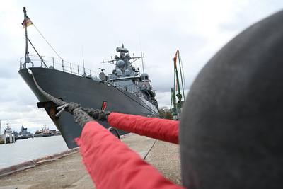 Die Fregatte ?Brandenburg? verl?sst Wilhelmshaven.-stock-foto