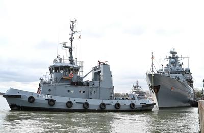 Die Fregatte ?Brandenburg? verl?sst Wilhelmshaven.-stock-foto