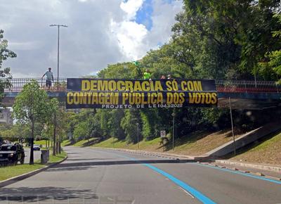 Protest against lula brings together hundreds of people in porto alegre, in rio grande do sul-stock-photo