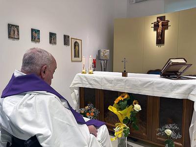 ITALY -  POPE FRANCIS CELEBRATES A ,ASS INSIDE THE CHAPEL OF THE AGOSTINO GEMELLI POLYCLINIC IN ROME   - 2025/3/16-stock-foto