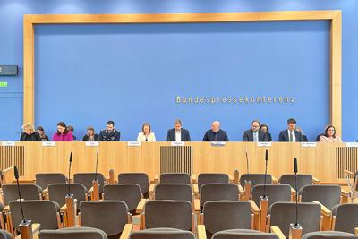 Berlin, Deutschland, 14.03.2025: Bundespressekonferenz: Regierungspressekonferenz: Regierungspressekonferenz: L-R unter-stock-foto