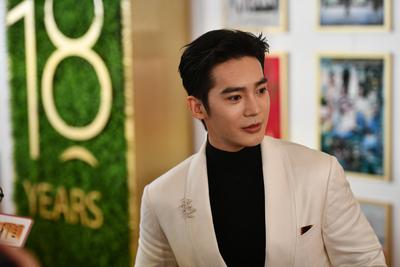HONG KONG, CHINA - MARCH 16: Actor Yosh Yu Shi arrives at the red carpet of the 18th Asian Film Awards ceremony on March-stock-foto