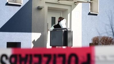 T?dlicher Schusswaffengebrauch ? Randalierer bedroht Polizeibeamte mit Messer und wird erschossen-stock-foto