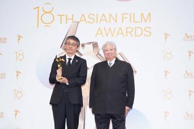 HONG KONG, CHINA - MARCH 16: Director/actor Sammo Hung (R) presents an award to Japanese film director Daihachi Yoshida-stock-foto
