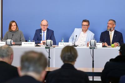 Berlin, Deutschland, 17.03.2025: Haus der Bundespressekonferenz: Vorstellung der Ergebnisse der IDZ-Studie Sechste Deuts-stock-photo