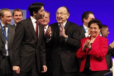 Bildnummer: 58378851  Datum: 13.11.2011  Copyright: imago/Mandoga MediaFDP National Congress in Frankfurt with Philipp R?sler (L), Hans Dietrich Genscher (M) and Birgit Homburger/ FDP Parteitag in Frankfurt am Main, Samstag 12.11.2011 / POL / Politik / Politics / FDP Parteitag in Frankfurt am Main People Politik GER xcb x0x 2011 quer FDP Freie Demokratische Partei Free Democratic Party Politik Politics Politic Frankfurt Philipp R?sler Hans Dietrich Genscher Birgit Homburger  58378851 Date 13 11 2011 Copyright Imago  Media FDP National Congress in Frankfurt With Philipp R?sler l Hans Dietrich Genscher M and Birgit Homburger FDP Party in Frankfurt at Main Saturday 12 11 2011 POL politics POLITICS FDP Party in Frankfurt at Main Celebrities politics ger  x0x 2011 horizontal FDP Free Democratic Party Free Democratic Party politics POLITICS Politic Frankfurt Philipp R?sler Hans Dietrich Genscher Birgit Homburger-stock-photo