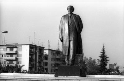 Enver Hoxha Statue in Tirana Albanien-stock-foto