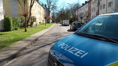 T?dlicher Schusswaffengebrauch ? Randalierer bedroht Polizeibeamte mit Messer und wird erschossen-stock-foto
