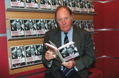 Hermann Schreiber (Journalist, Autor) 10/03 pp Mann TV Fernsehen Journalismus Journalist Literatur Autor Buch Kanzlerst-stock-foto