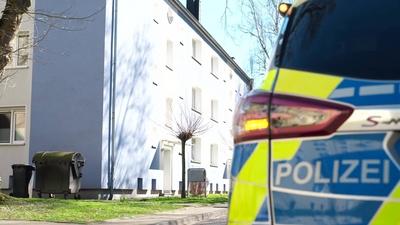 T?dlicher Schusswaffengebrauch ? Randalierer bedroht Polizeibeamte mit Messer und wird erschossen-stock-foto