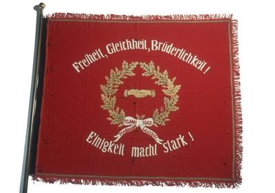 Bildnummer: 51039768  Datum: 10.12.2005  Copyright: imago/bonn-sequenzBreslauer Lassalle-Fahne aus dem Jahr 1873 - Die Jahreszahl 1863 auf dem Banner bezieht sich auf das Gr?ndungsjahr des Allgemeinen Deutschen Arbeitervereins in Leipzig, Objekte; 2005, Fahne, traditionelle, Parteifahne, Parteifahnen, Parteiflagge, Parteiflaggen, Schriftzug, Partei, Parteien, Sozialdemokraten; , quer, Kbdig, Einzelbild, Freisteller, Deutschland,  , Politik / Studioaufnahme, Tradition, traditionell, Traditionsfahne, SPD, Freiheit, Gleichheit, Br?derlichkeit! Einigkeit macht stark!, Allgemeiner Deutscher Arbeiterverein, Ferdinand, Breslau, Gr?ndung-stock-foto