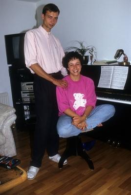 Bildnummer: 54290050  Datum: 09.08.1991  Copyright: imago/Dieter BauerBirgit Homburger (Deutschland/FDP/Bundesvorsitzende Junge Liberale) mit Freund am Klavier, Personen , optimistisch; 1991 Shooting Politik Familie Mann krux; , hoch, Kbdia, Gruppenbild, Privatbild, People; Aufnahmedatum gesch?tztBildnummer 54290050 Date 09 08 1991 Copyright Imago Dieter Bauer Birgit Homburger Germany FDP Federal Chairman Boy Liberal with Friend at Piano People optimistic 1991 Shooting politics Family Man crux vertical Kbdia Group photo Private Celebrities date estimated-stock-foto