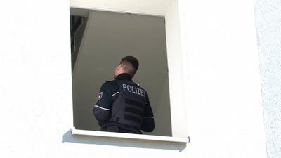 T?dlicher Schusswaffengebrauch ? Randalierer bedroht Polizeibeamte mit Messer und wird erschossen-stock-foto