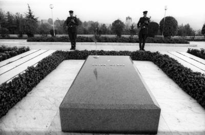 Soldaten bewachen das Grab von Enver Hoxha auf dem Heldenfriedhof in Tirana Albanien-stock-photo