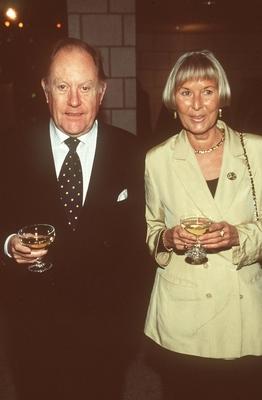 Bildnummer: 56901422  Datum: 20.01.2000  Copyright: imago/teutopressHermann Schreiber und Jutta Temme 01/00 her TV-Journalist Journalismus TV Fernsehen Moderator Moderation Autor Schriftstellerei Literatur Buch Henri Nannen. Drei Leben Biographie festlich stehend Saal Halle dunkel halb hoch l?chelnd Glas haltend Getr?nk Sekt Alkohol Fototermin Verabschiedung von D. B. am 20.01.2000 in Hamburg Jutta Temme = Dokumentationsjournalistin People x0x xsk 2000 hoch  56901422 Date 20 01 2000 Copyright Imago  Hermann Schreiber and Jutta Temme 01 00 her TV Journalist Journalism TV Television presenter Moderation Author Writing Literature Book Henri Nannen Three Life Biography festive standing Room Hall dark half vertical smiling Glass holding Drink Champagne Alcohol Photo call Adoption from D B at 20 01 2000 in Hamburg Jutta Temme =  Celebrities x0x xSK 2000 vertical-stock-foto
