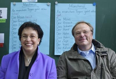 Bundesentwicklungsminister Dirk Niebel FDP und Birgit Homburger FDP MdB beim Besuch einer Schul-stock-foto