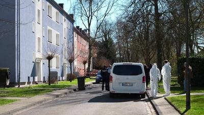 T?dlicher Schusswaffengebrauch ? Randalierer bedroht Polizeibeamte mit Messer und wird erschossen-stock-foto