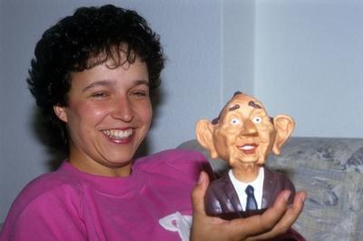 Bildnummer: 54290021  Datum: 09.08.1991  Copyright: imago/Dieter BauerBirgit Homburger (Deutschland/FDP/Bundesvorsitzende Junge Liberale) mit einer Genscher-B?ste, Personen , optimistisch; 1991 Shooting Politik Figur; , quer, Kbdia, Portr?t, Privatbild, People; Aufnahmedatum gesch?tztBildnummer 54290021 Date 09 08 1991 Copyright Imago Dieter Bauer Birgit Homburger Germany FDP Federal Chairman Boy Liberal with a Genscher Bust People optimistic 1991 Shooting politics Figure horizontal Kbdia Portrait Private Celebrities date estimated-stock-foto