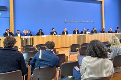 Berlin, Deutschland, 17.03.2025: Bundespressekonferenz: Regierungspressekonferenz: Regierungspressekonferenz: L-R unter-stock-foto