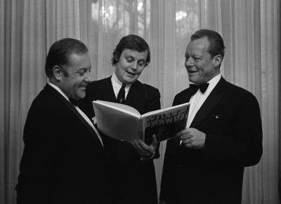 Bundeskanzler Willy Brandt (re., Deutschland/SPD) neben Journalist Hermann Schreiber (li.) anl?sslich der Pr?sentation-stock-foto