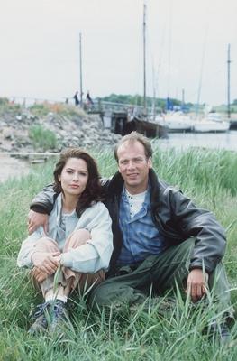 Bildnummer: 56774394  Datum: 01.06.1993  Copyright: imago/teutopress Ein Bayer auf R?gen (SAT.1) Simone Thomalla (li.) und Wolfgang Fierek 06/93 te TV-Produktion Fernsehen Serie Schauspiel hoch Szene drau?en Boot ganz sitzend umarmend People Shooting x0x xsk 1993 hoch Aufmacher  56774394 Date 01 06 1993 Copyright Imago teutopress a Bayer on Complaints SAT 1 Simone Thomalla left and Wolfgang Fierek 06 93 Te TV Production Television Series Acting vertical Scene outside Boat whole seated embracing Celebrities Shooting x0x xSK 1993 vertical Highlight-stock-foto