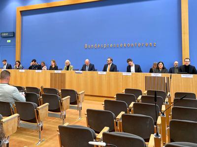 Berlin, Deutschland, 12.03.2025: Bundespressekonferenz: Regierungspressekonferenz: Regierungspressekonferenz: L-R unter-stock-foto