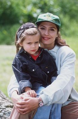 Bildnummer: 56774391  Datum: 01.06.1993  Copyright: imago/teutopressSimone Thomalla mit Tochter Sophia 06/93 te hoch halb drau?en umarmend schmusend Frau Schauspiel Fernsehen Serie dunkelhaarig leger Jacke Hose M?tze sitzend l?chelnd People Shooting x0x xsk 1993 hoch Aufmacher  56774391 Date 01 06 1993 Copyright Imago teutopress Simone Thomalla with Daughter Sophia 06 93 Te vertical half outside embracing schmusend Woman Acting Television Series dark haired casual Jacket Trousers Cap seated smiling Celebrities Shooting x0x xSK 1993 vertical Highlight-stock-foto