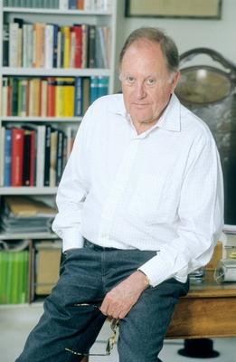 Bildnummer: 56898655  Datum: 04.04.2000  Copyright: imago/teutopressHermann Schreiber (TV-Journalist) 04/00 thg Mann TV Fernsehen Moderation Journalismus Journalist Autor Buch Biographie Henri Nannen-Drei Leben dunkelhaarig leger Hemd weiss kariert Halbglatze auf Schreibtisch sitzend Brille in der linken Hand haltend rechte Hand in der Hosentasche halb hoch neutral Arbeitszimmer B?cherregal B?cher Schreibtisch Fototermin Hermann Schreiber am 04.04.2000 in Hamburg People Shooting x0x xsk 2000 hoch  56898655 Date 04 04 2000 Copyright Imago  Hermann Schreiber TV Journalist 04 00 THG Man TV Television Moderation Journalism Journalist Author Book Biography Henri Nannen Three Life dark haired casual Shirt white squared Halbglatze on Desk seated Glasses in the left Hand holding Rights Hand in the Trouser pocket half vertical neutral Work rooms Bookshelf Books Desk Photo call Hermann Schreiber at 04 04 2000 in Hamburg Celebrities Shooting x0x xSK 2000 vertical-stock-foto