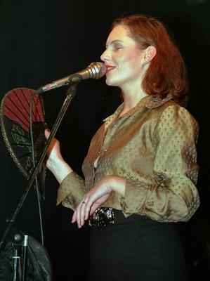 16.10.1997, Deutschland, Sachsen, Dresden, Konzert von Rosenstolz in einer Lagerhalle bei Nickern, auf dem Foto die S?ng-stock-foto
