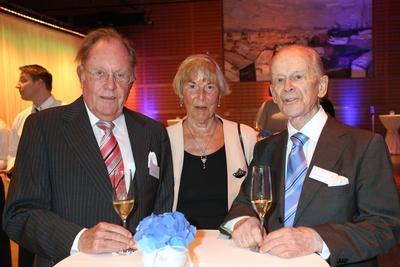Jutta und Hermann Schreiber ( Ehrenjury ) mit Mainhardt Graf von Nayhauss bei der Verleihung des - Axel Springer Preis f-stock-foto