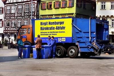Bildnummer: 51490448  Datum: 09.04.2002  Copyright: imago/Horst RudelWahlkampf f?r die FDP Kandidatin Birgit Homburger, die B?rokratie-Abfuhr verspricht in Esslingen, Personen; 2002, Esslingen, Wahl, Wahlen, Wahlkampf, Landtagswahlkampf, Landtagswahl, Landtagswahlen, Wahlwerbung, Schriftzug, M?llabfuhr, Abfuhr, M?llauto, M?llwagen; , quer, Kbdig, Totale, Landespolitik, Politik, Deutschland,  ,  , Baden W?rttemberg, Europa-stock-foto