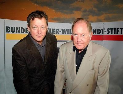 Schauspieler Matthias Brandt (li., Willy Brandts j?ngster Sohn) und Schriftsteller Hermann Schreiber (beide GER) anl?ss-stock-foto