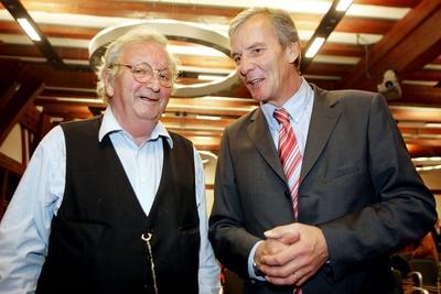 Peter Bichsel (SUI/Schriftsteller) und J?rgen Zieger (GER/SPD/Oberb?rgermeister in Esslingen) anl?sslich der Er?ffnung-stock-foto