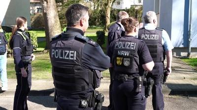 T?dlicher Schusswaffengebrauch ? Randalierer bedroht Polizeibeamte mit Messer und wird erschossen-stock-foto